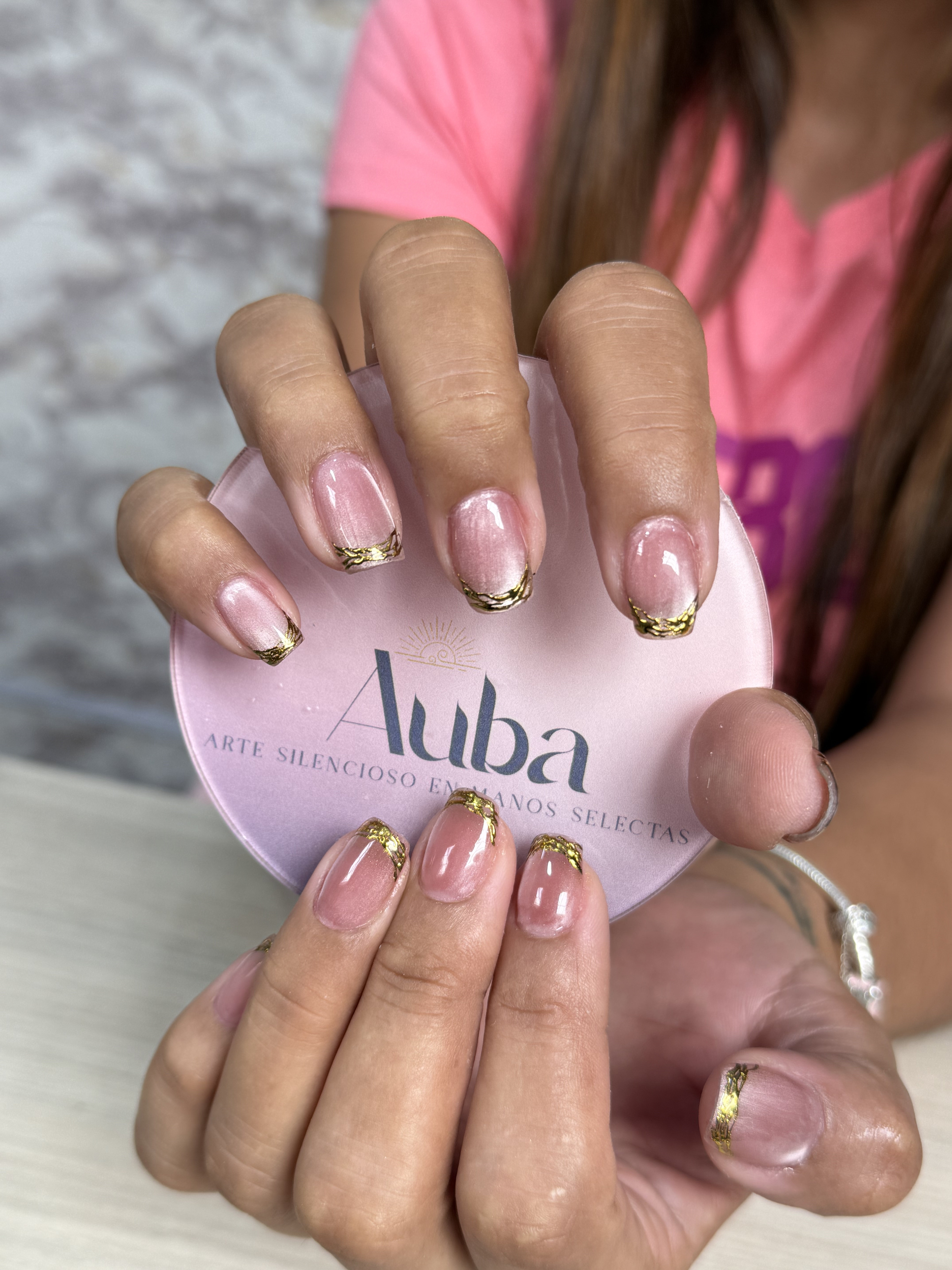 Manicura moderna con colores - AUBA Beauty Studio